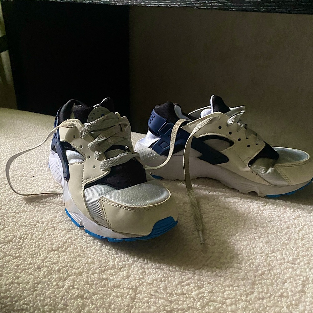 HUARACHE RUN (BIG KID) size 4 1/2 youth